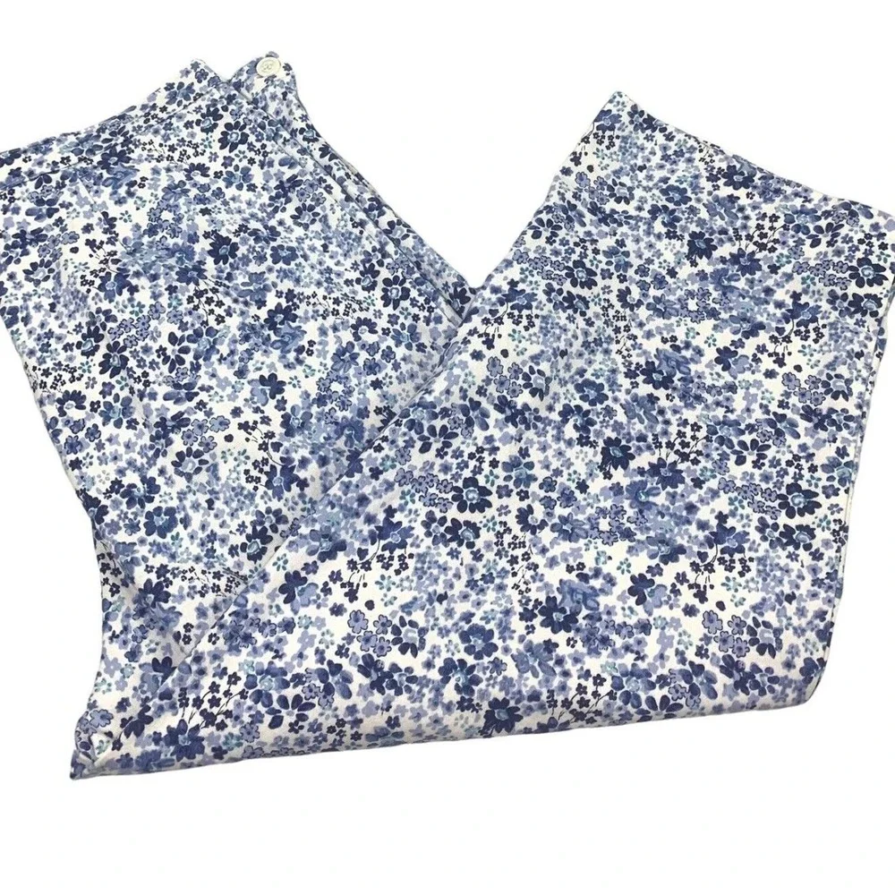 Chaus Capri Shorts Women Size 12 Blue White Floral Stretch Comfy Vacation Travel
